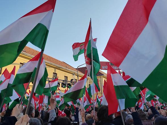 Orb&aacute;n per riconsolidarsi, Magyar per la svolta