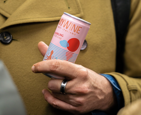Anche il vino italiano tenta la strada della lattina per i pi&ugrave; giovani