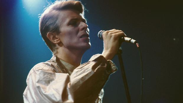 David Bowie e la sua traiettoria stellare tra metamorfosi, forza creativa e fragilit&agrave; umana