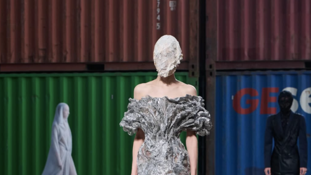 Maison Margiela porta le sue bambole couture a Shanghai