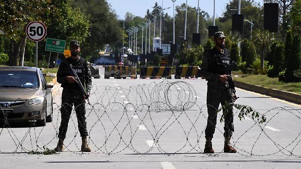 I preparativi per il tavolo negoziale. Teheran chiede lo stop ai raid su Beirut. Gli Usa: &laquo;Non prendeteci in giro&raquo;