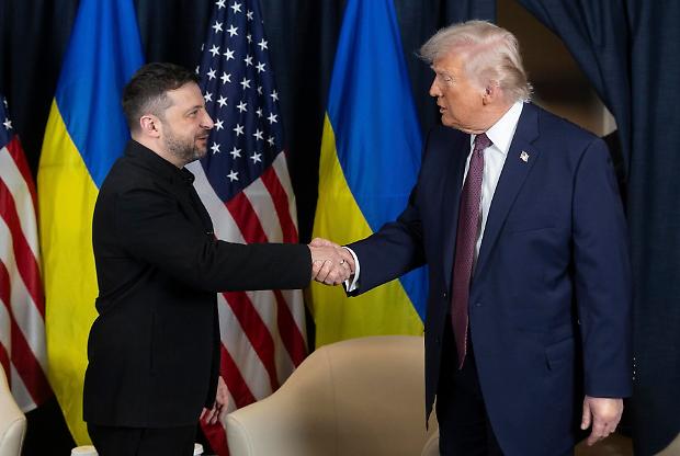 Zelensky parla con Trump e bacchetta l&rsquo;Europa. Oggi l&rsquo;incontro Usa-Russia-Ucraina