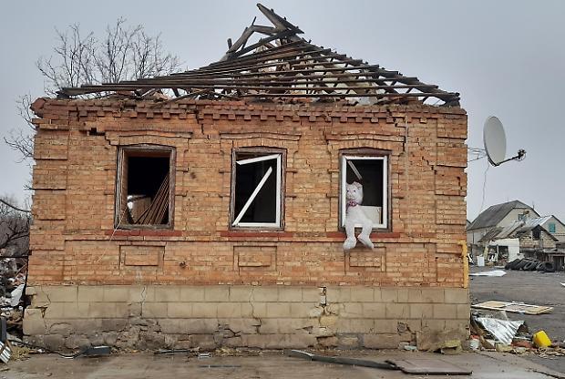 Bianco sangue: nel Donbass, sospeso tra bombardamenti, gelo insopportabile e trattative