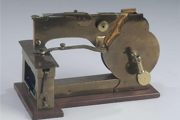 Un libro che racconta la vita sconosciuta dell'uomo che invent&ograve; la macchina da cucire