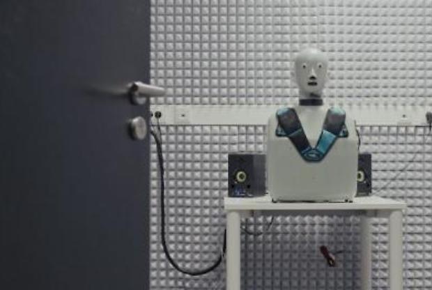 Lydia, la voce meccanica del supervisore tedesco