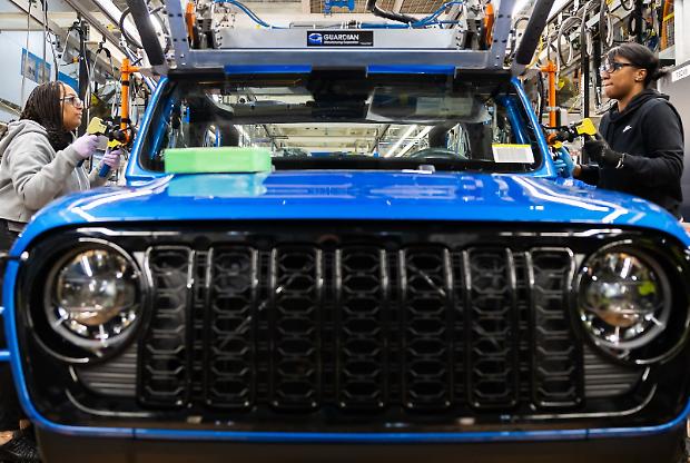 Stellantis, l'elettrico costa caro: oneri straordinari da 22 miliardi. Il titolo crolla del 25% in Borsa