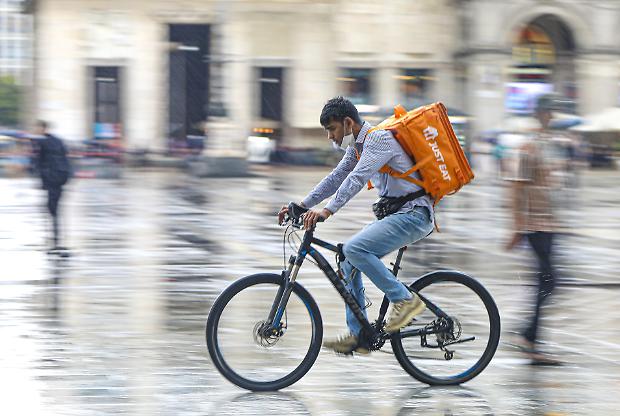 So, eppure ordino. Cresce il cibo a domicilio. Anche i pi&ugrave; giovani ignorano le condizioni di lavoro dei rider