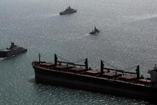 Arrivano le armate, ma gli Usa prendono tempo: &laquo;Tra 10 giorni sapremo cosa succeder&agrave; in Iran&raquo;