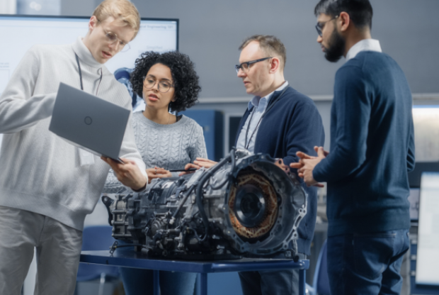 Le mani dietro le macchine: la flessibilit&agrave; passa anche per la gestione del personale