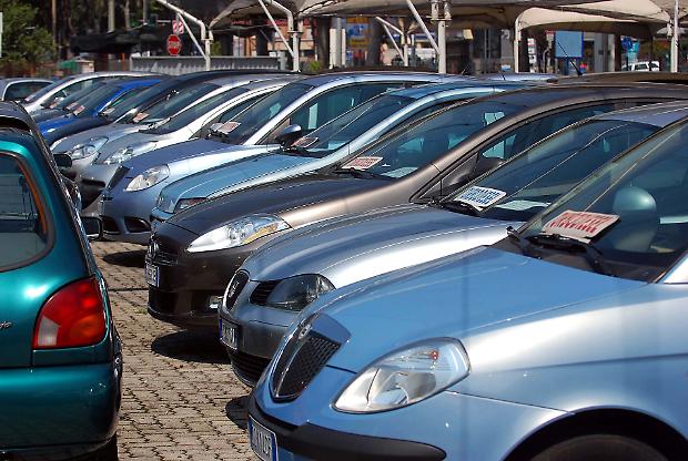 L'auto si compra o si noleggia? Il corto circuito tra prezzi, redditi e transizione