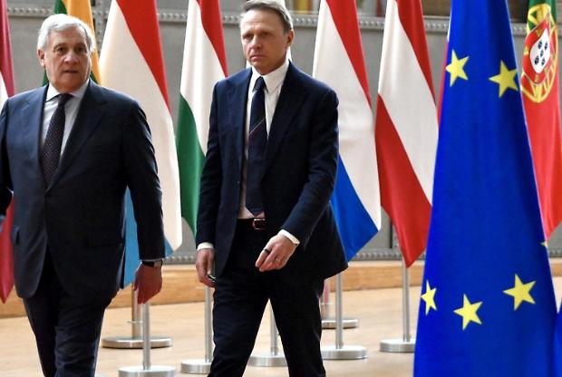 Il mondo fa i conti col caos dazi. L&rsquo;Ue rinvia la ratifica dell&rsquo;accordo. Tajani: &laquo;Serve chiarezza&raquo;