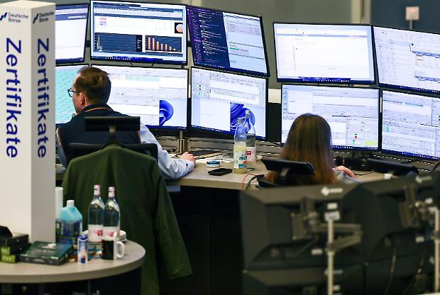 Mercati in calo, ma senza panico. Le Borse assorbono l&rsquo;urto del conflitto