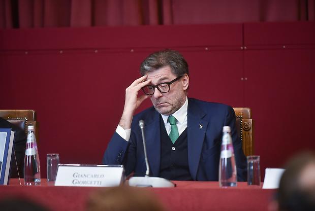 Istat, gi&ugrave; il deficit ma non sotto la soglia Ue. Abbassate le stime del Pil