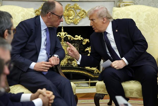 Trump loda Merz e attacca l'Ue. Al centro del vertice la guerra i dazi e le spese per la difesa